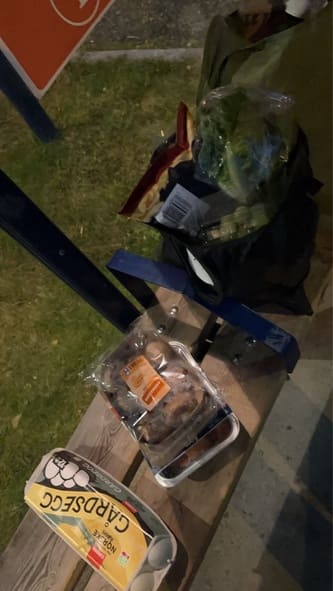 站牌～同事打獵回來了