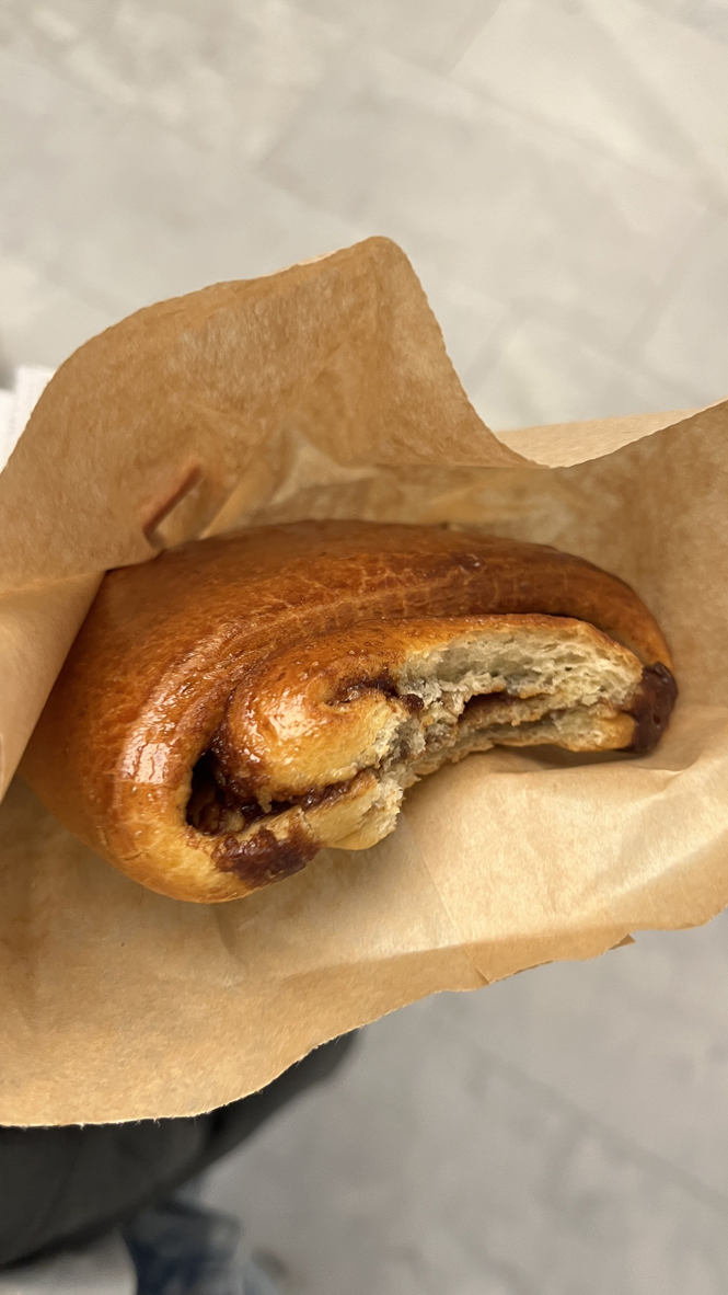 旅伴推薦的麵包店-買了我最愛的肉桂捲